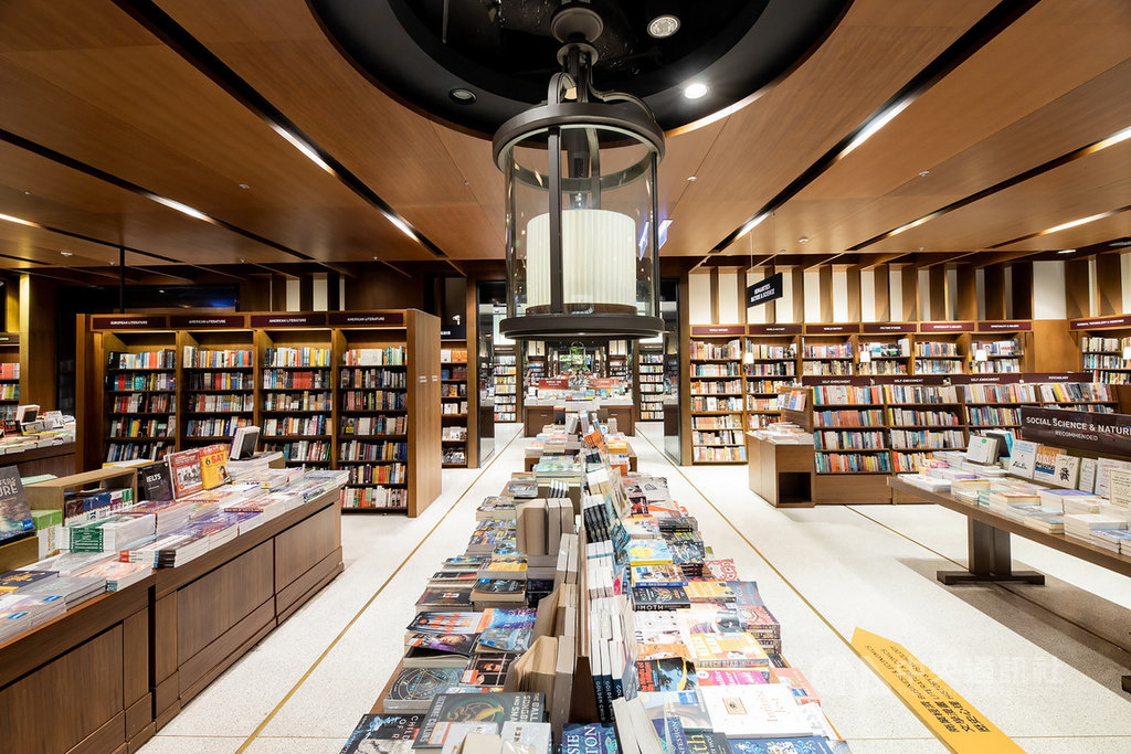 國內疫情升溫,台北國際書展宣布停辦,讓出版業界一片譁然急尋對策。誠品書店21日表示,全台20間店面即日起開放提供出版社免場租舉辦活動。(誠品提供)中央社記者葉冠吟傳真 110年1月21日