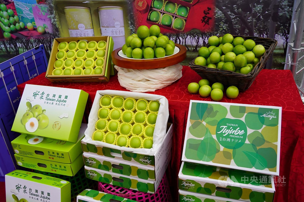 屏東縣長潘孟安21日表示,屏東109年果品出口外銷量約3萬6000公噸,出口產值達新台幣19億元,這次出口馬來西亞的蜜棗共3.15公噸,短短不到1個月更已出口約30公噸,可見屏東優質果品已深獲外國青睞。(屏東縣政府提供)中央社記者郭芷瑄傳真 110年1月21日