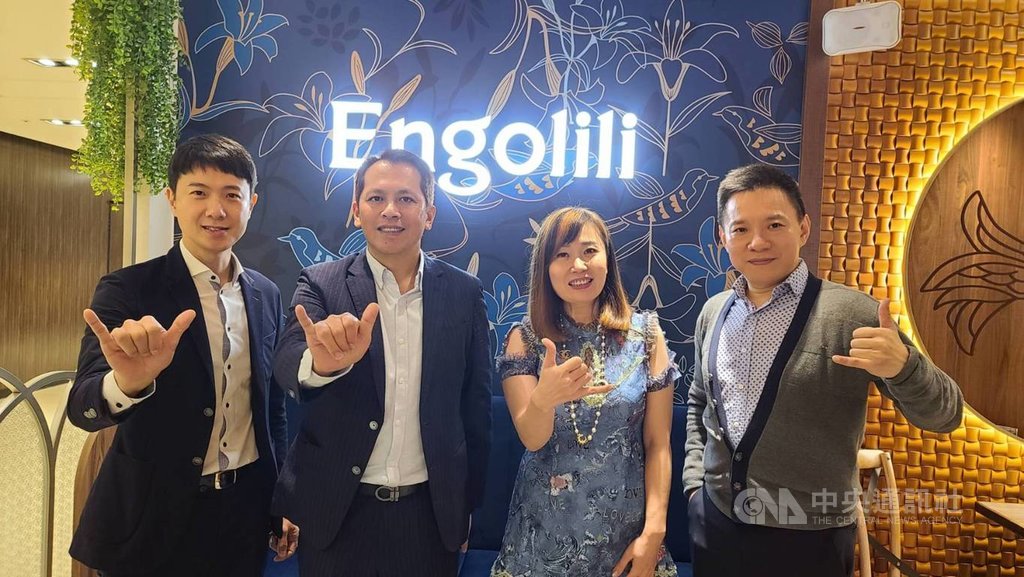 手搖飲股六角董事長王耀輝(左2)表示,今年全球展店數將淨增2成,有望帶動營收重回2019年的歷史高點。中央社記者江明晏攝 110年1月21日