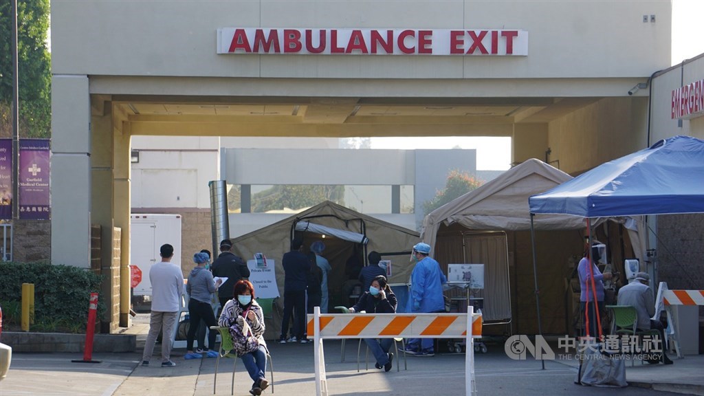 美國感染2019冠狀病毒疾病不治人數20日累計達40萬5400人,超過美軍在二次世界大戰陣亡的人數。圖為蒙特瑞公園市一處醫院在急診室外搭設帳棚。(中央社檔案照片)