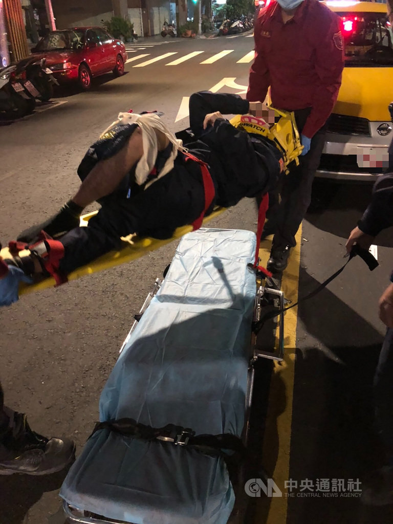 台北市警察局萬華分局王姓男員警21日凌晨外出查看武昌街路面坑洞時,突遭一輛計程車撞飛,造成他右大腿骨折、臉部挫傷,送醫治療。(翻攝照片)中央社記者黃麗芸傳真 110年1月21日
