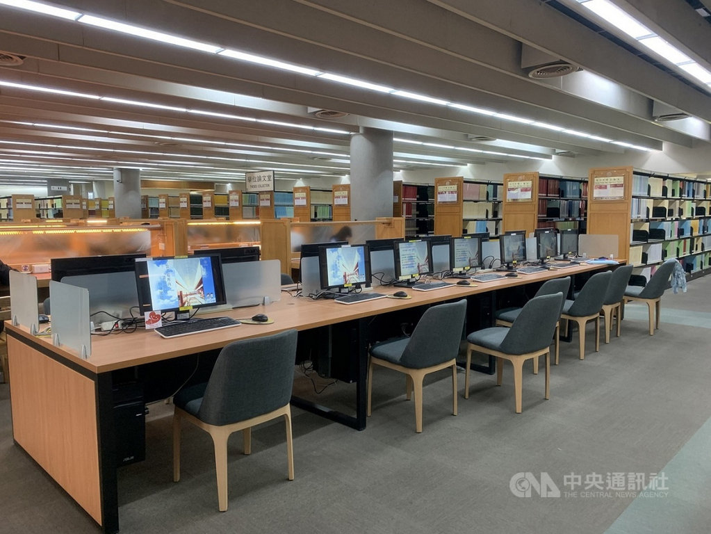 國家圖書館典藏的學位論文電子全文,有30萬筆無法在網路上公開取得,須親自到館內調閱,館內近期新增「台灣博碩士論文獨立調閱系統」,方便讀者使用。(國圖提供)中央社記者陳至中台北傳真 110年1月22日