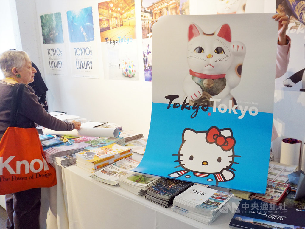 受到疫情影響,東京奧運延期一年之後,2021年能否如期舉辦,傳出不少悲觀說法。圖為2020年1月29日,日本觀光局大陣仗到洛杉磯宣傳,傳統招財貓與卡通人物Hello Kitty並列,象徵東京新舊交融。中央社記者林宏翰洛杉磯攝 110年1月22日