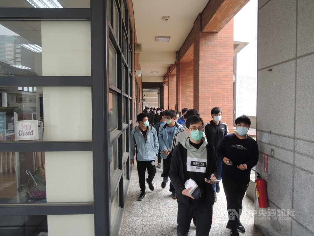 110學年度學科能力測驗22日登場,上午11時結束英文科考試,考生陸續步出考場。中央社記者郝雪卿攝 110年1月22日