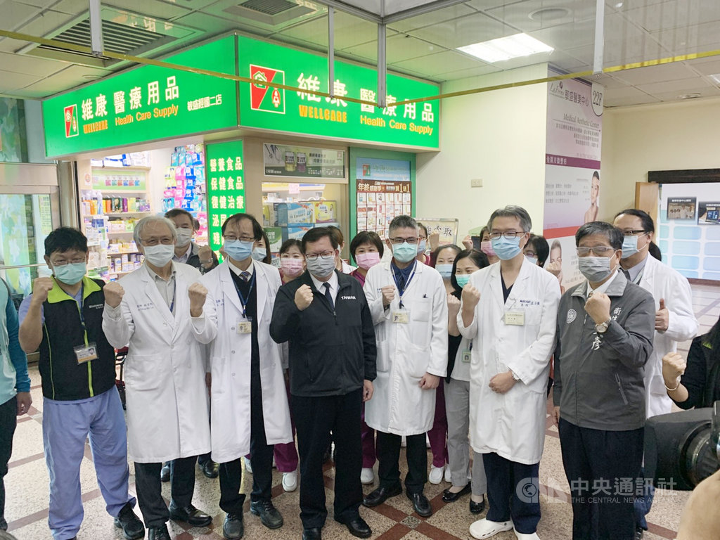 桃園醫院發生武漢肺炎群聚案,本土疫情升溫,桃園市長鄭文燦(前4)敏盛綜合醫院替醫護人員加油打氣。中央社記者葉臻攝 110年1月22日
