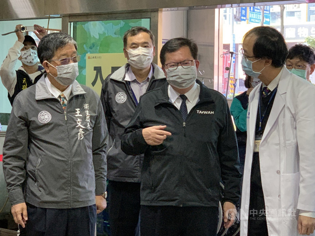 桃園醫院發生武漢肺炎群聚案,本土疫情升溫,桃園市長鄭文燦(前中)22日與桃園市衛生局長王文彥(前左)至敏盛綜合醫院慰勉第一線醫護人員。圖前右為敏盛綜合醫院院長劉宜廉。中央社記者葉臻攝 110年1月22日