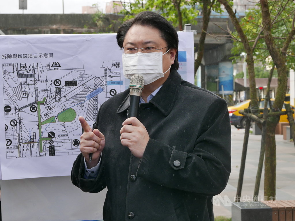 桃園醫院武漢肺炎群聚案升溫,部分縣市發出「禁桃令」引發社會關注。基隆市長林右昌(圖)22日受訪時說,面對疫情戰鬥,這是全島一命,大家是生命共同體,不應分所謂的彼此,大家一起加油。中央社記者王朝鈺攝 110年1月22日