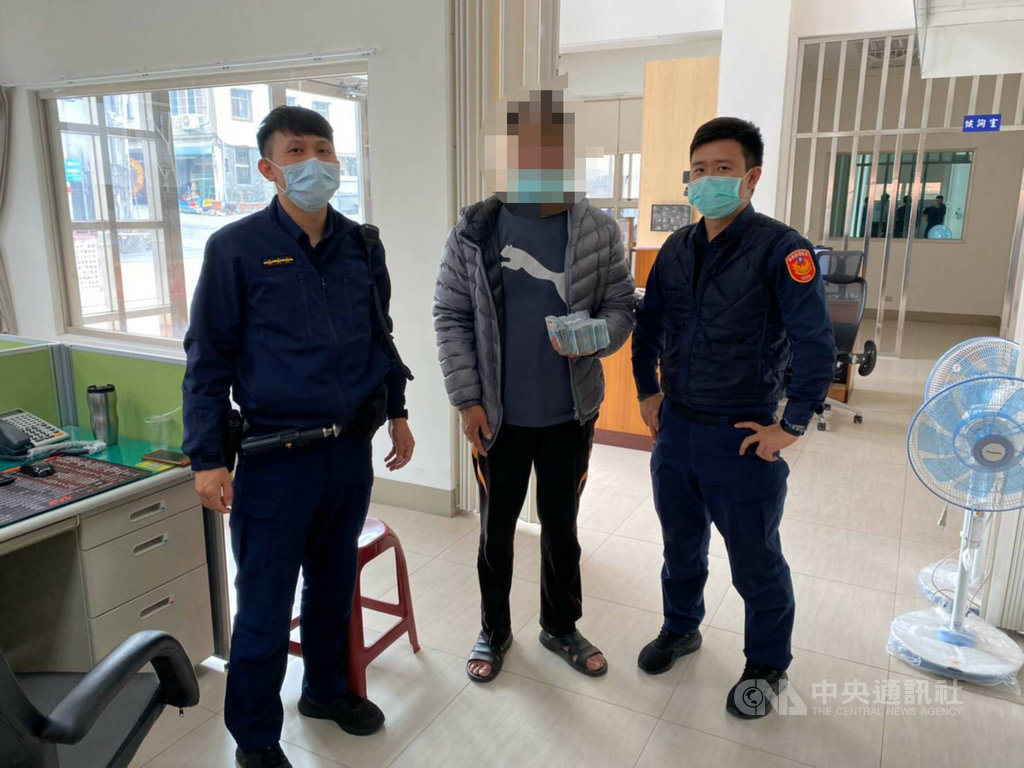 苗栗市43歲陳姓男子21日接獲詐騙電話,聲稱他的兒子因購買毒品,積欠新台幣65萬元,陳男第一時間不知所措,依照對方指示準備交付贖金,幸有巡邏員警發現,及時成功阻詐。(警方提供)中央社記者管瑞平傳真 110年1月22日