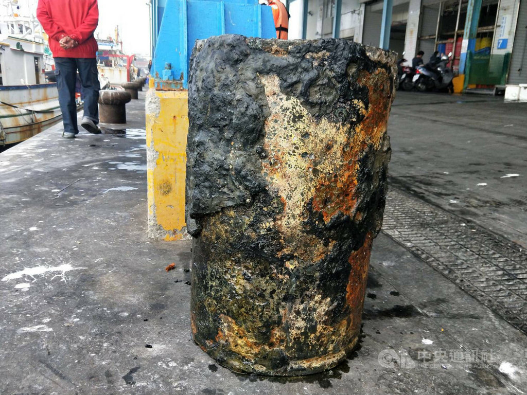 高雄市蚵子寮漁民疑撈獲一枚未爆彈,緊急通報海巡署,海巡人員到場後聯絡軍方鑑定,初判為MK6深水炸彈,已運回陸軍第4地區支援指揮部處理。(海巡署提供)中央社記者侯文婷傳真 110年1月22日