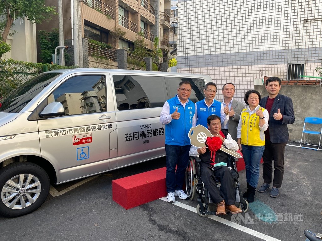 新竹一間旅館業者與新竹市脊髓損傷者協會22日舉辦捐車儀式,由旅館業者徐慶明(後中)捐出新車鑰匙,新竹市脊髓損傷者協會理事長潘明興(前)代表受贈。中央社記者魯鋼駿攝 110年1月22日