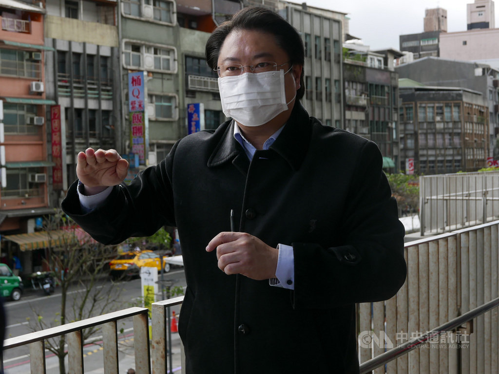 基隆市長林右昌22日表示,城際轉運站8月將完工,過去各搭乘點較分散,轉運站完工後,把國道、省道、市公車、火車及未來的捷運整合在一起,南站廣場候車亭就像台北火車站一樣,出站就能接到公車站,方便民眾搭車。中央社記者王朝鈺攝 110年1月22日