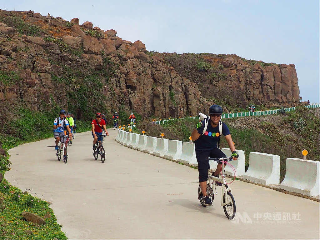 配合2021自行車旅遊年,澎湖國家風景區管理處將推出自行車領騎服務、騎單車數位集章、單車跳島西遊記與2021澎湖跳島101K自行車等系列活動,歡迎遊客前來,一起慢遊菊島,體驗澎湖在地獨特魅力。(澎管處提供)中央社 110年1月22日