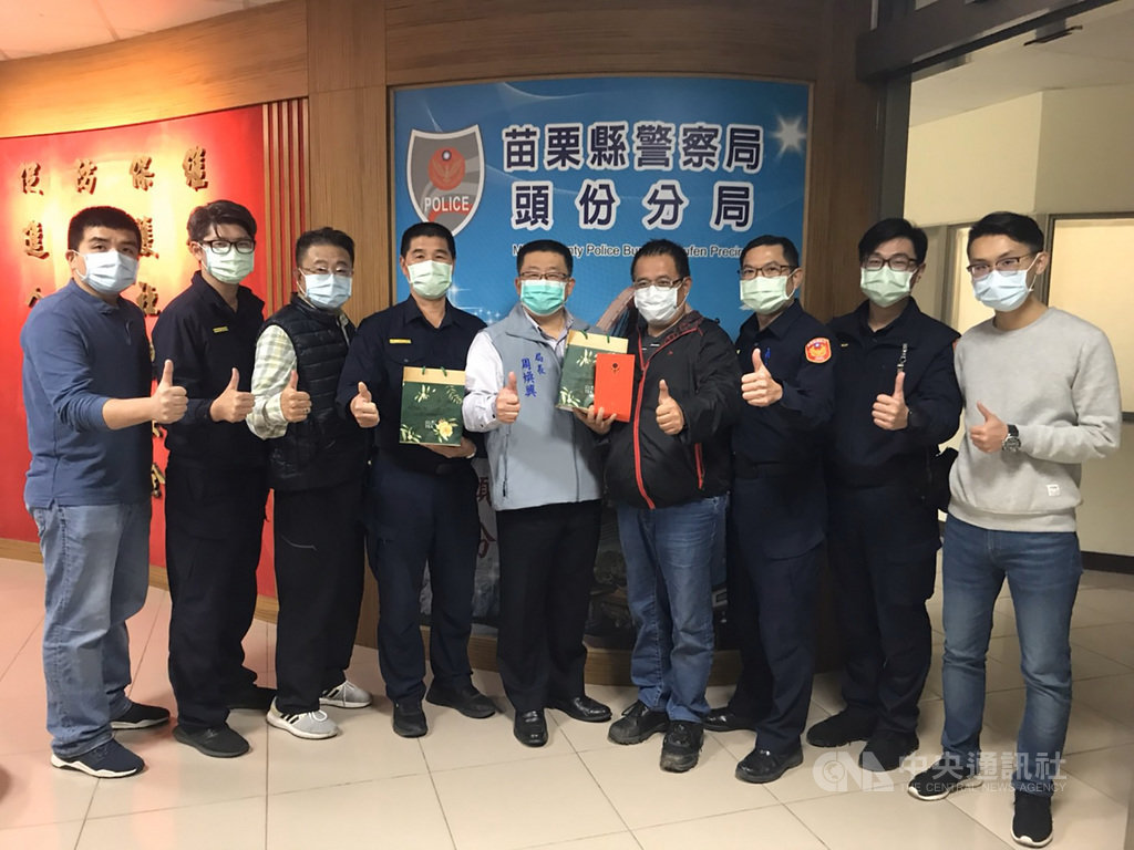 苗栗縣警察局長周煥興(左5)21日晚間得知頭份警分局積極偵破連續住宅竊盜案件,專程前往致贈破案茶及加菜金慰勉員警,肯定辦案人員努力。(警方提供)中央社記者管瑞平傳真 110年1月22日