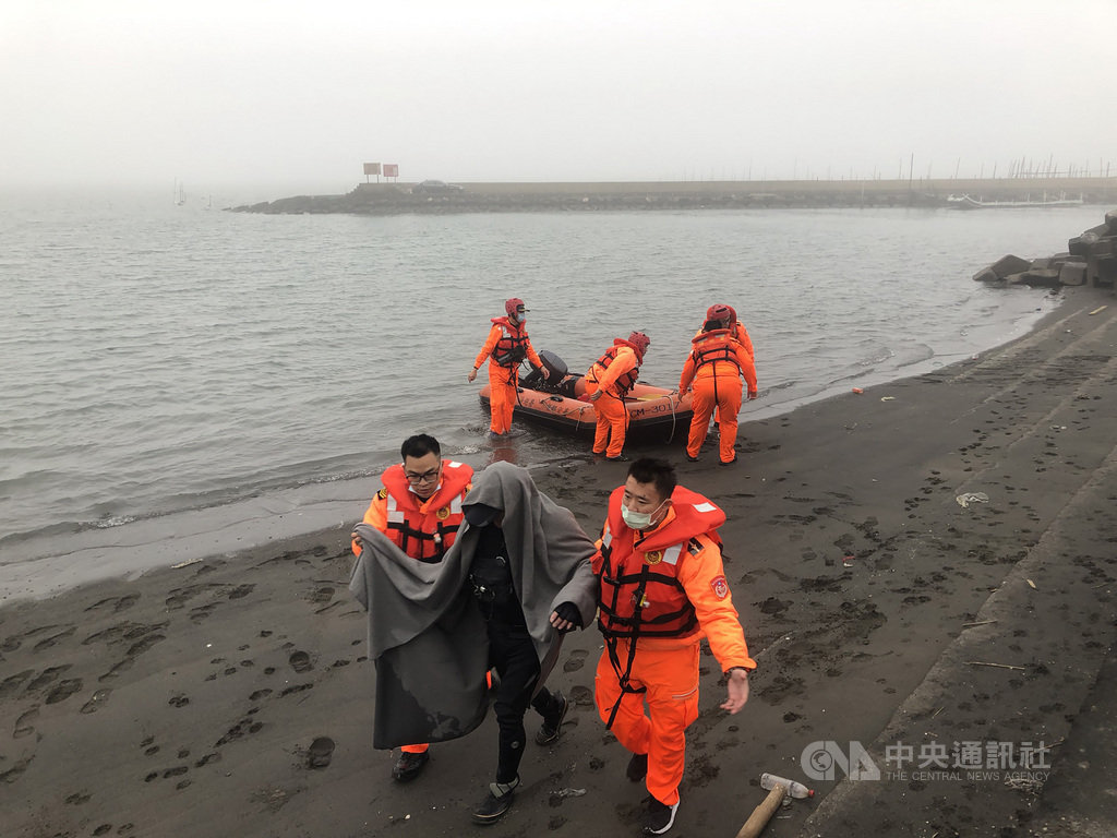 雲林縣2名男子22日相約到麥寮海邊許厝寮沙洲釣魚,因未注意漲潮時間遭海水包圍,海巡與救難人員獲報出動救生艇及無人機搜救,平安將漂浮海上的2人救回。(海巡署提供)中央社記者蔡智明傳真 110年1月22日
