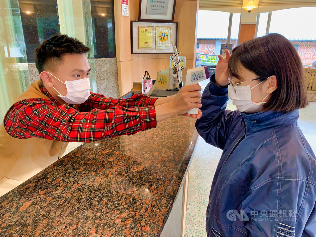 花蓮縣旅館同業公會理事長陳義豐22日表示,春節初一到初三住房率最好,往年都有9成至9成5,今年原有8成訂房率,但隨著疫情升溫、本土案例增加,這幾天詢問電話「退的比訂的多」,約退了2成。圖為旅宿業者落實防疫措施,提供遊客安心住宿環境。(民眾提供)中央社記者張祈傳真 110年1月22日