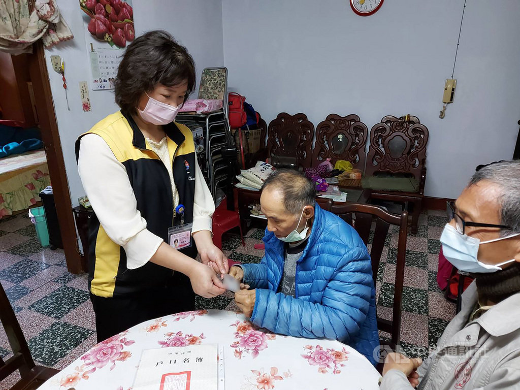 獨居的82歲婁姓男子(中)民國50年遺失身分證後,因故無法申請補發新式身分證,就這樣過了50多年没有「身分」的日子,經新北市板橋戶政事務所抽絲剝繭比對,終於讓婁男在農曆年前脫離黑戶人生。(新北市板橋戶政事務所提供)中央社記者沈佩瑤傳真 110年1月22日