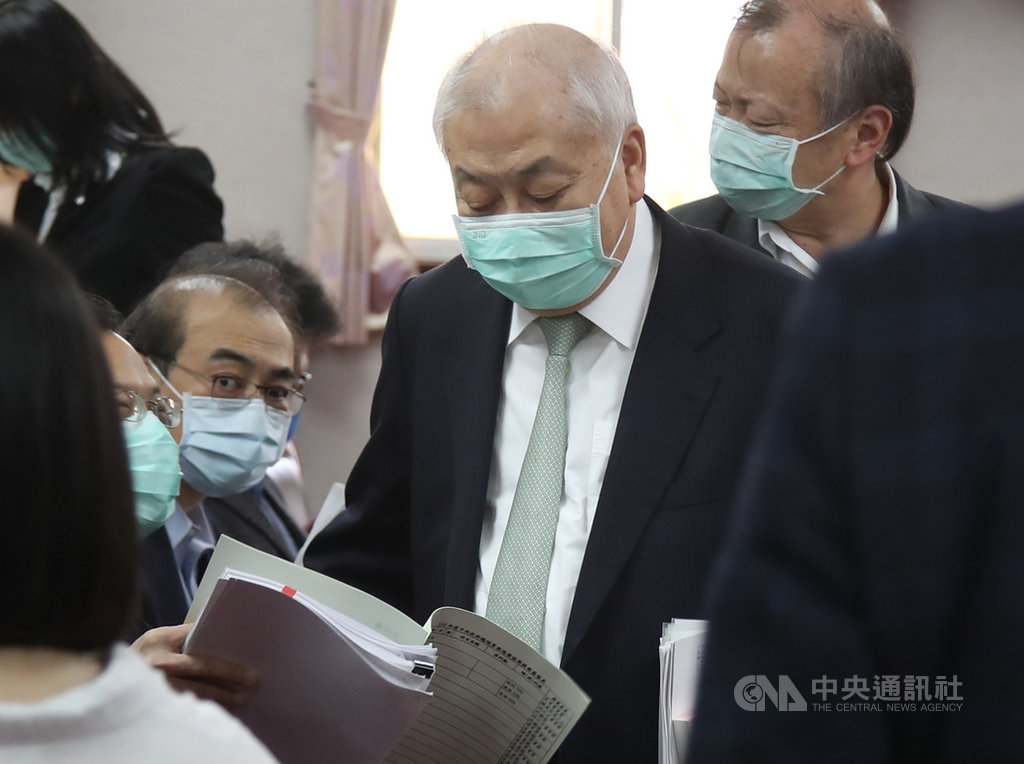立法院朝野黨團22日研商「中華民國110年度中央政府總預算案」相關事宜,行政院主計總處主計長朱澤民(中)表示,加上包括立法院分組審查及朝野協商的刪減數後,總共合計統刪新台幣255億元。中央社記者張新偉攝 110年1月22日
