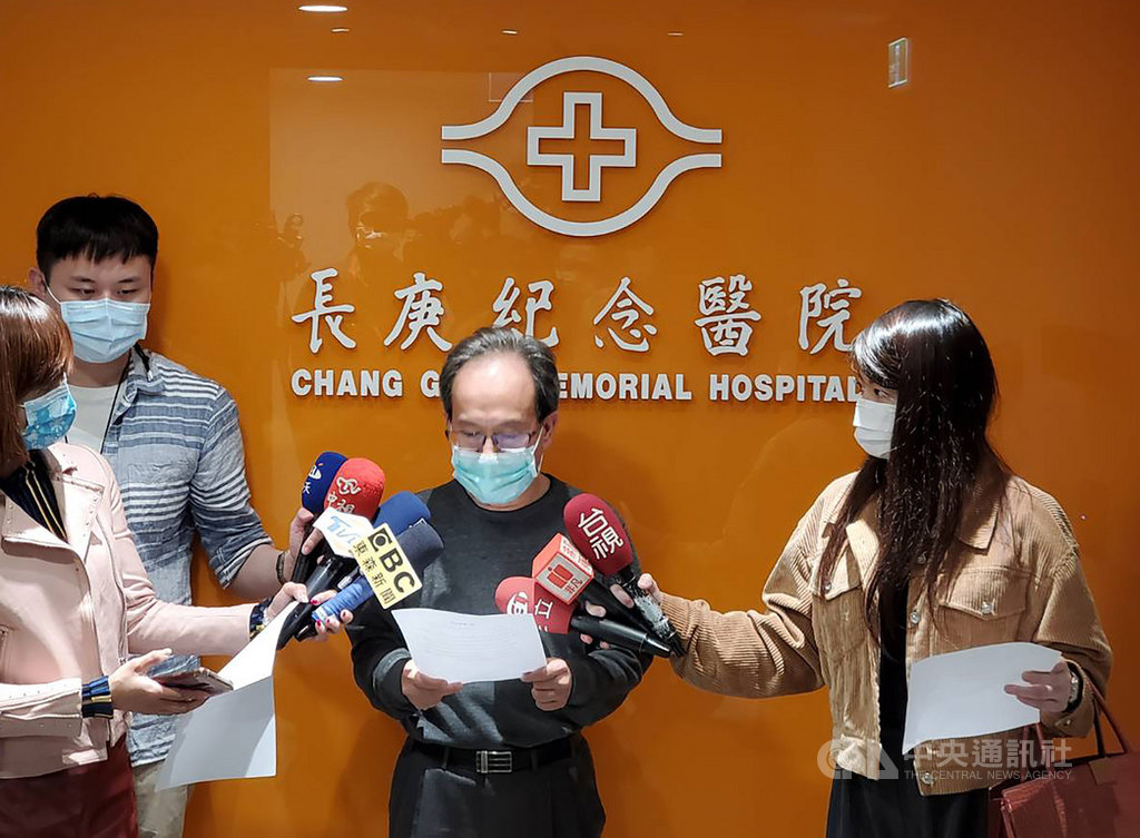 桃園醫院確診護理師所照顧的男病患也確診染疫,他曾到林口長庚醫院看牙,長庚醫院行政中心副總執行長蘇輝成(右2)22日受訪表示,整個移動路線均依防疫規範進行,民眾不必驚慌。(林口長庚醫院提供)中央社記者葉臻傳真 110年1月22日