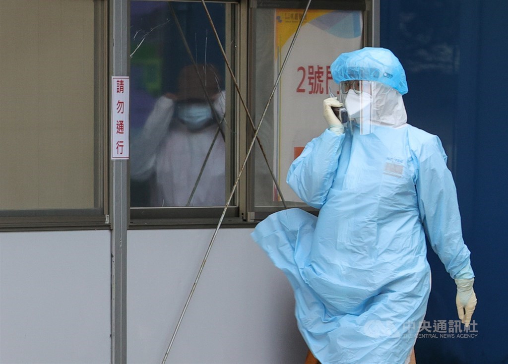 桃園醫院武漢肺炎群聚案升溫,桃園市衛生局長王文彥22日表示,衛生局有一名同仁無症狀被列居家隔離,另一人發燒但為自主健康管理,2人2次採檢都為陰性。圖為醫護人員18日在戶外診療區進行採檢等相關作業。(中央社檔案照片)