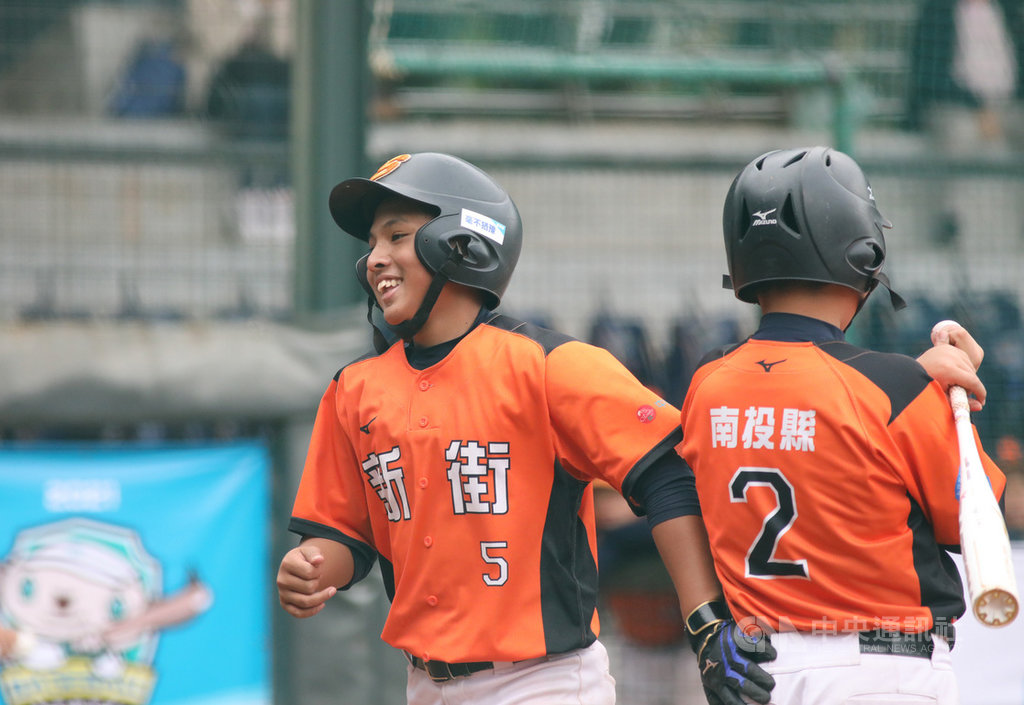 2021富邦盃台灣12強少棒大賽持續展開,南投縣新街國小雖無緣晉級,不過隊中全錫安(中)22日敲出本屆首支全壘打,幫助球隊以7比1奪勝。(中華棒協提供)中央社記者楊啟芳傳真 110年1月22日