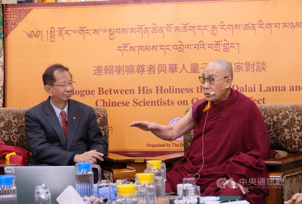 西藏精神領袖達賴喇嘛(右)帶領流亡藏人繼續在印度為自由西藏奮鬥,最新一份民調顯示,有近2/3印度受訪者願意冒著與中國惡化關係風險支持西藏人全問題。圖為達賴喇嘛2018年與李遠哲等華人科學家對話。(資料照片)中央社記者康世人新德里攝 110年1月22日