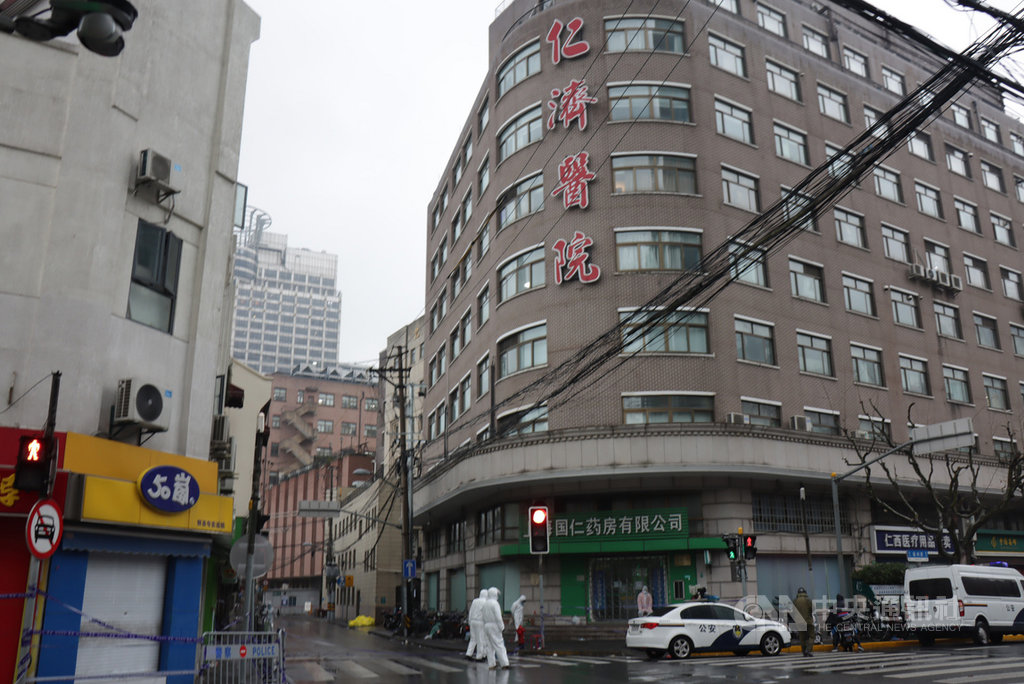 上海交通大學醫學院附屬仁濟醫院21日公布,對醫院相關人員的例行檢測中發現武漢肺炎確診一病例,該院與復旦大學附屬腫瘤醫院都已實施閉環管理,暫停門診。中央社記者張淑伶上海攝 110年1月22日
