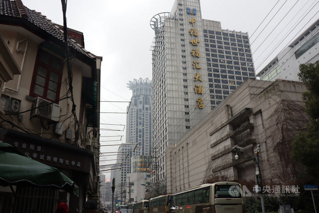 上海市防疫指揮部22日宣布,將中福世福匯大酒店列為中風險地區。上海21日新增6個本土確診病例,此飯店是其中兩人的工作地及另一人的暫住地。中央社記者張淑伶上海攝 110年1月22日