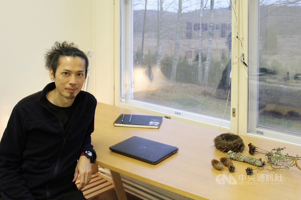 作家林奇伯推出全新文學作品「極地紀:穿越象徵的森林」,全書描述旅人愛瑞克在芬蘭冬季原野的一段奇遇,書中包含了冰雪、霧淞、苔蘚、篝火、精靈、極光等元素,這些都是他在芬蘭時深刻感覺並且受到感動的物件。(林奇伯提供)中央社 110年1月22日