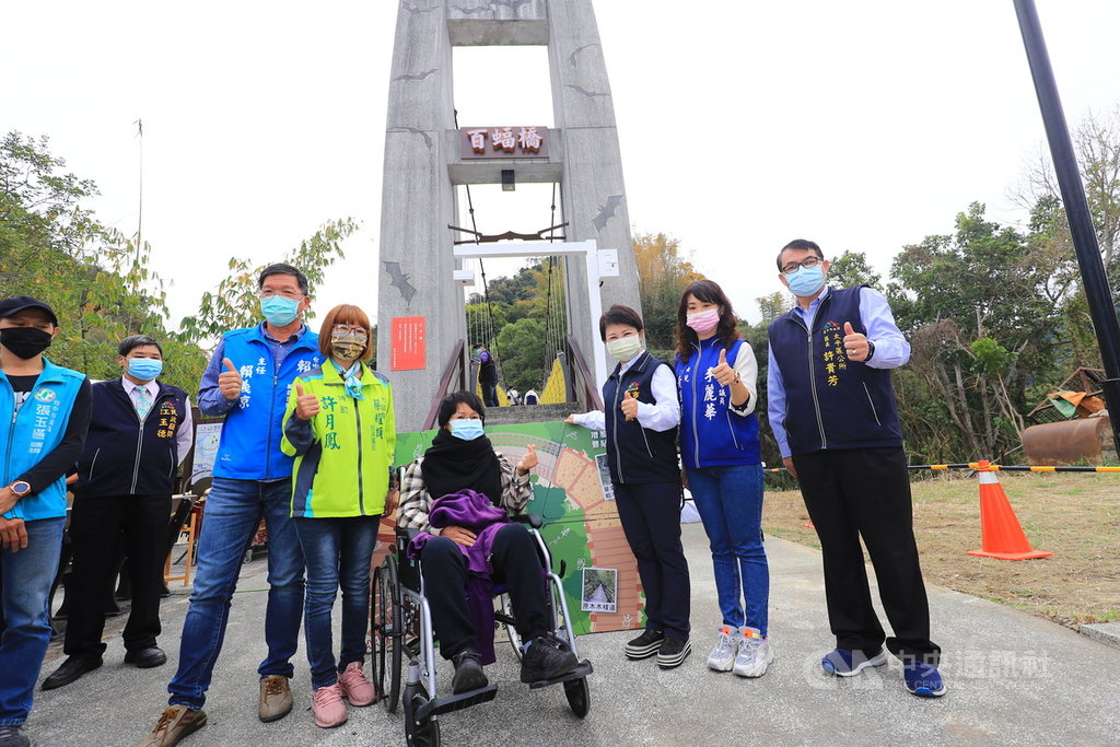 台中市太平蝙蝠洞延伸步道22日舉行啟用典禮,台中市長盧秀燕(右3)出席並表示,歡迎大家來走春。中央社記者郝雪卿攝 110年1月22日