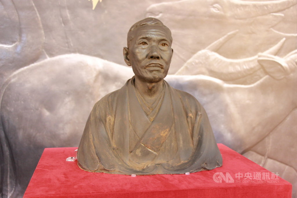 台灣雕塑家黃土水留存於日本的「山本悌二郎」石膏胸像,日方同意出借給國立台灣美術館修復、翻製原作典藏及規劃展覽,館方22日舉辦開箱記者會。中央社記者蘇木春攝 110年1月22日