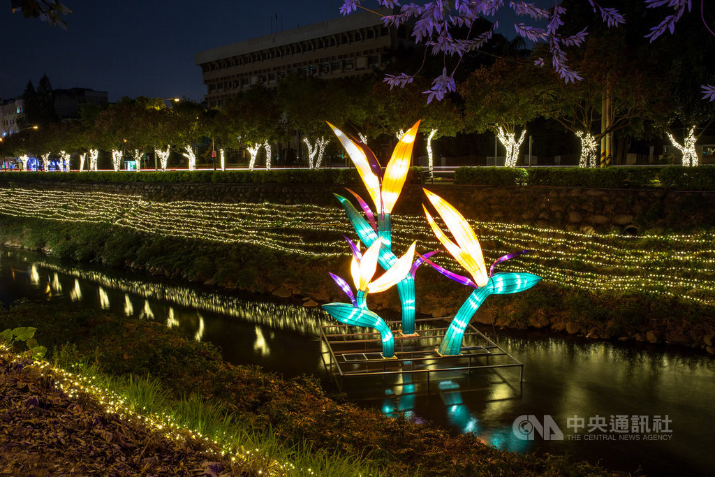 2021屏東綵燈節22日晚間6時30分將正式點燈,展期至3 月1日止,今年以「繁花盛豔」為主題,歡迎民眾漫步萬年溪畔,欣賞美麗藝術燈飾。(屏東縣政府提供) 中央社記者郭芷瑄傳真 110年1月22日