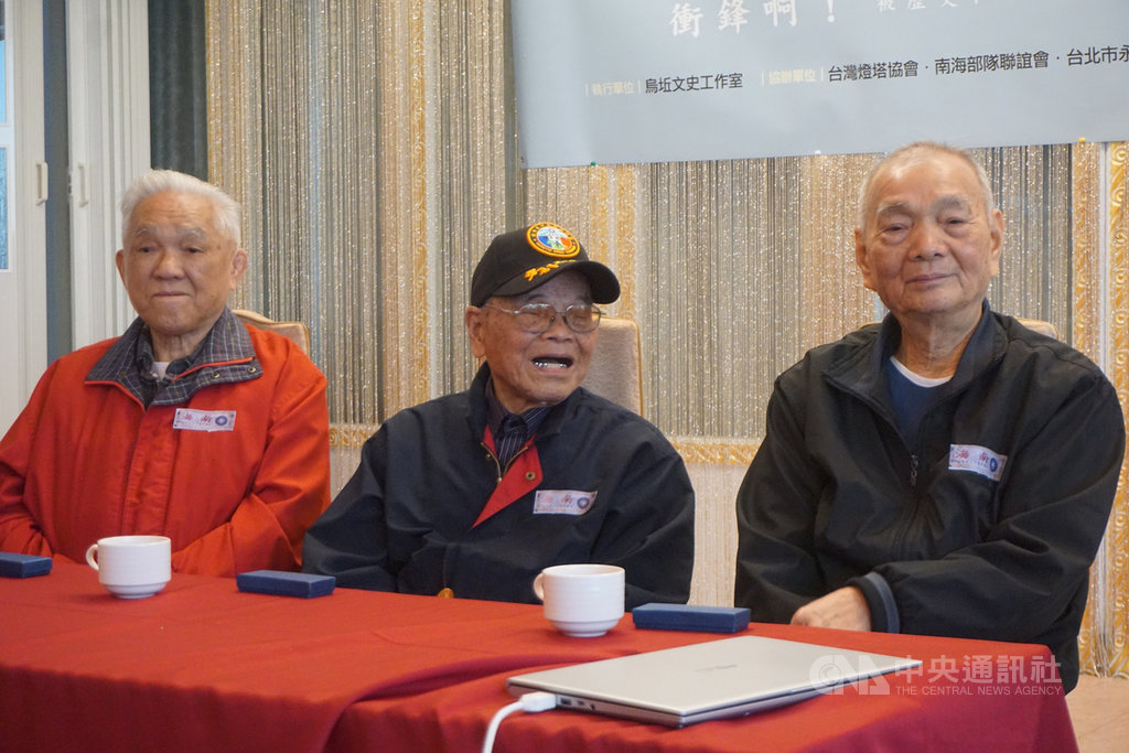 金門縣烏坵鄉文史工作者高丹華22日舉行「王盛傳與他的弟兄們烏坵.南海部隊」等書的新書發表活動,書中人物、當年南海部隊老兵張細山(左起)、黃菁華和邱水金出席與會。中央社 110年1月22日