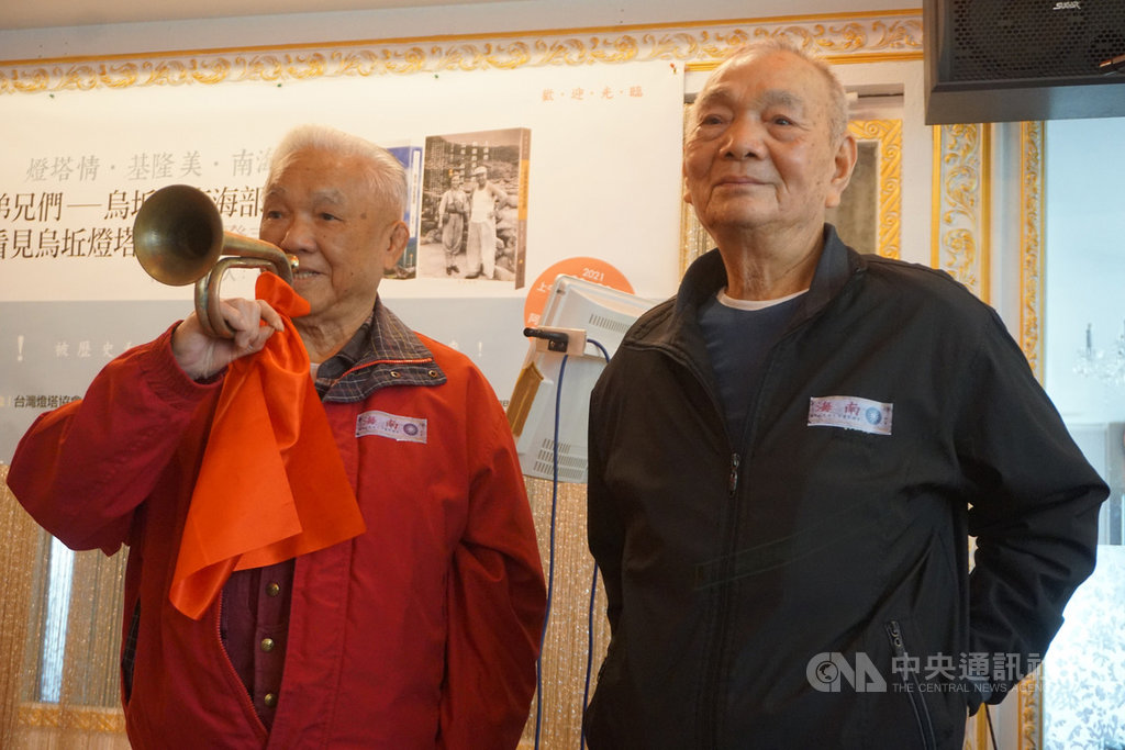 烏坵文史工作者高丹華22日發表新書「王盛傳與他的弟兄們–烏坵.南海部隊」,書中提及人物張細山(左)吹響小號,為發表會揭開序幕。圖右為當年與張細山同在前福建反共救國軍閩南地區司令王盛傳麾下的老兵邱水金。中央社 110年1月22日