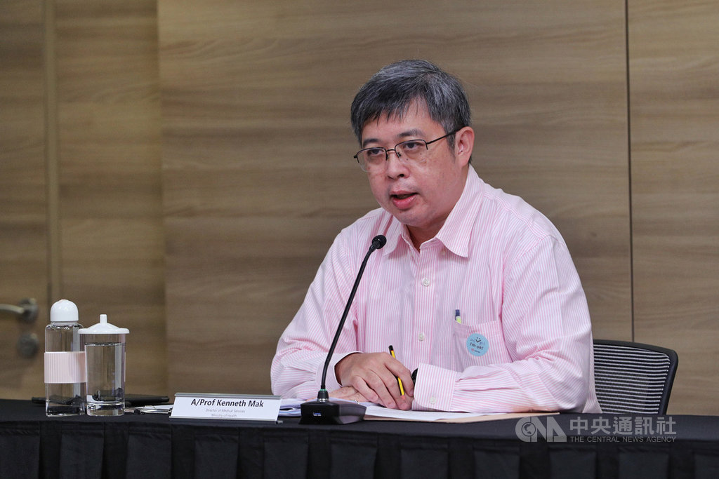 新加坡衛生部醫藥服務總監麥錫威22日在線上記者會表示,星國衛生科學局已批准使用輝瑞,目前正在評估其他疫苗。(新加坡通訊及新聞部提供) 中央社記者侯姿瑩新加坡傳真 110年1月22日