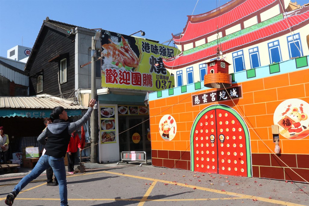 苗栗縣後龍鎮慈雲宮元宵民俗「攻炮城」民國98年登錄為苗栗縣無形文化資產,今年因武漢肺炎疫情37年來首次停辦。(苗栗縣政府提供)