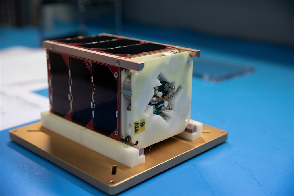 台灣團隊研製的飛鼠衛星、玉山衛星原訂22日晚間搭乘SpaceX的獵鷹九號火箭升空,不過太空中心收到美方通知,將延至台灣時間23日晚間發射。圖為玉山衛星。(國研院國家太空中心提供)