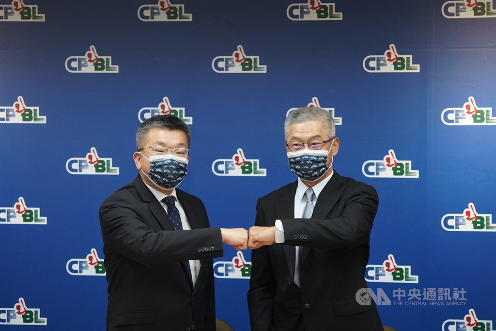 中華職棒大聯盟21日舉行新任祕書長發布暨媒體茶敘,中職會長蔡其昌(左)與新任祕書長楊清瓏(右)碰拳致意。中央社記者徐肇昌攝 110年1月21日