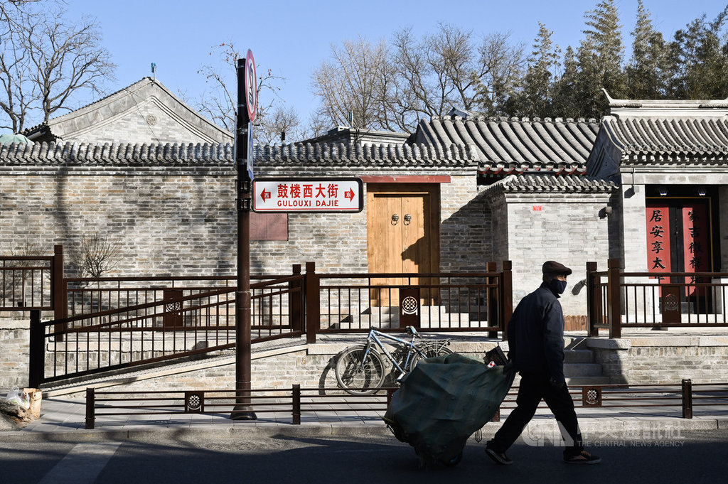 中國政治中樞中南海等部委所在的北京市西城區,及鄰近的東城區22日宣布,啟動區內全員接受2019冠狀病毒疾病(COVID-19)的病毒核酸檢測。圖為西城區的鼓樓西大街。(中新社提供)中央社 110年1月22日