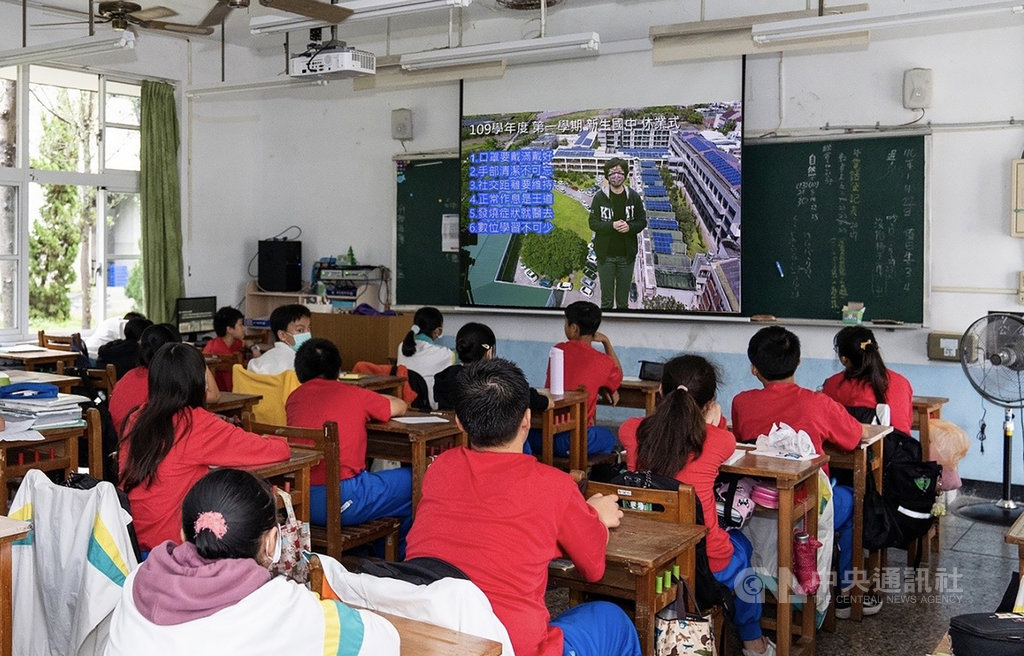 台東縣立新生國中結業式22日舉行,為因應疫情改以視訊直播方式,由師長輪番拍攝提醒事項,1500多名學生分別在教室觀看,是難得的集會經驗。(台東縣政府提供)中央社記者張祈傳真 110年1月22日