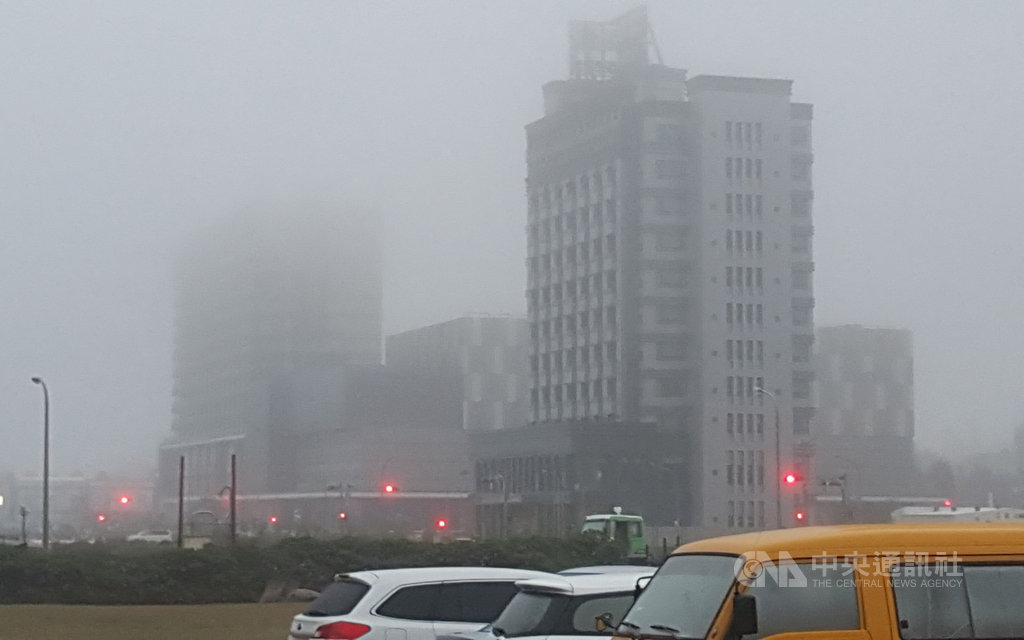 澎湖氣象站表示,22日清晨平流霧籠罩,水氣很濃,幾達降雨間,能見度只有500公尺,放眼望去一片霧茫茫。中央社 110年1月22日