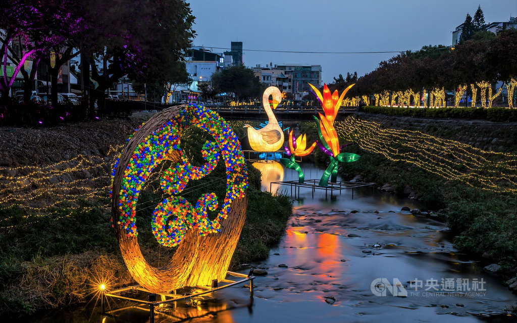 一年一度的「屏東綵燈節」22日晚間即將正式點燈,今年以「繁花盛豔」為主題,邀請國內外藝術家設計溪中藝術燈飾。(屏東縣政府提供)中央社記者郭芷瑄傳真 110年1月22日