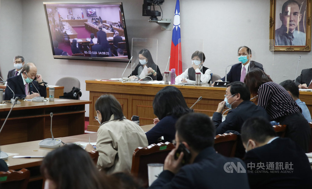 針對中華民國110年度中央政府總預算案,立法院長游錫堃(後右)22日下午主持朝野協商,循往例尋求朝野黨團對通案刪減共識,最終朝野達成共識,暫時統刪新台幣255億元。中央社記者張新偉攝 110年1月22日