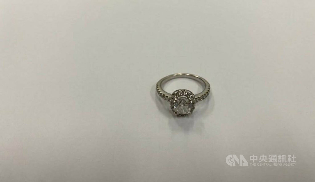 游姓女子日前到新北市金山區泡湯拾獲一枚價值新台幣24萬元鑽戒及3枚金戒,並將其中2枚金戒拿到銀樓更換金飾,游女到案後賠償3萬元,更要面對侵占遺失物刑事責任,警方詢後將游女函送法辦。(讀者提供)中央社記者王朝鈺傳真 110年1月22日
