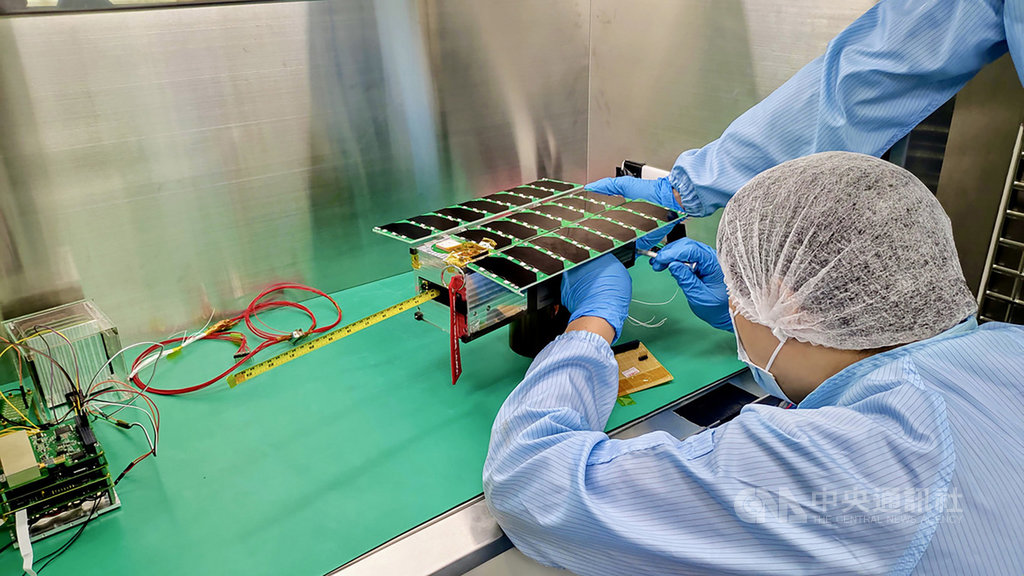 中央大學太空系投入約30多名學生進行研發製作飛鼠衛星,可以偵測電離層的電漿特性,研究如何干擾衛星與地面無線電通訊。(中央大學團隊提供)中央社記者蘇思云傳真 110年1月22日