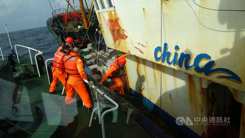中國大陸漁船「閩連漁65866」21日越界至彭佳嶼海域作業,基隆海巡隊前往查處,「閩」船一度加速逃逸,海巡人員見狀以優勢警力強靠登檢,經清查船上有1650 公斤雜魚,將陳姓船長等共9名船員連人帶船押回偵辦。(讀者提供)中央社記者王朝鈺傳真 110年1月22日
