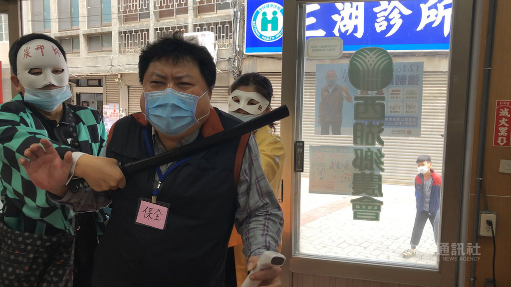 苗栗縣通霄警分局22日辦理金融機構防搶演練,為提高宣導效果,員警特地穿上近期人氣動漫人物服裝,以「鬼殺隊」造型扮成搶匪。(通霄分局提供)中央社記者管瑞平傳真 110年1月22日