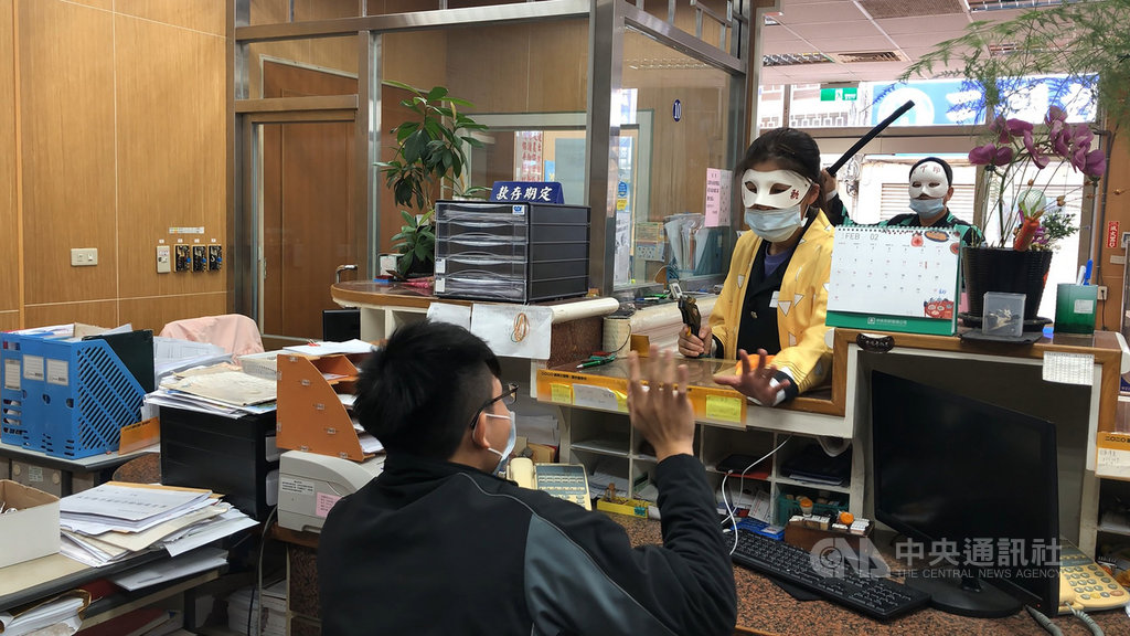 苗栗縣通霄警分局22日辦理金融機構防搶演練,「搶匪」也搭上動漫熱潮,以「鬼殺隊」造型現身行搶農會,為嚴肅緊張的演習增添話題熱度。(通霄分局提供)中央社記者管瑞平傳真 110年1月22日