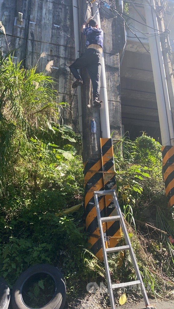 新北市汐止區一名7旬林姓老翁因不滿住家常跳電,21日中午爬上電線桿向台電表達不滿,驚動鄰里報警。(民眾提供)中央社記者沈佩瑤傳真 110年1月22日