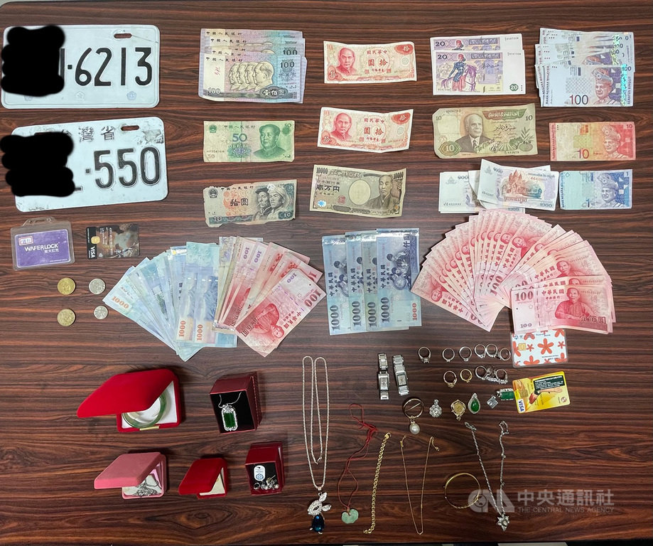 苗栗縣頭份警分局22日表示,轄區連續發生住宅竊案,經偵查隊、頭份派出所、斗坪派出所等組成專案小組多日查訪、調閱監視器影像,過濾出梁姓男子涉有重嫌,21日下午將他查緝到案,並起出現金、外幣、金飾、車牌及手錶等贓證物。(警方提供)中央社記者管瑞平傳真 110年1月22日