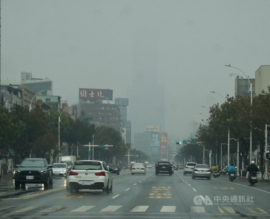 高雄市空氣品質不良,22日達到紅色警示等級,市區也感受明顯,放眼望去霧茫一片,知名地標85大樓只剩朦朧輪廓,幾乎看不見。中央社記者董俊志攝 110年1月22日